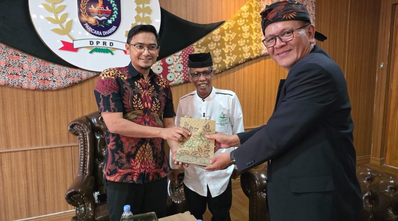 Ketua DPRD Kota Depok Ade Supriatna Sambut Hangat Kedatangan Ketua dan jamaah MT Balwan 