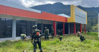 Prajurit TNI dan Warga Bergotong Royong Bersihkan Puskesmas Mayuberi di Tengah Pegunungan Papua
