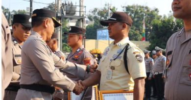 *Dua Warga Heroik Terima Penghargaan Kapolres Depok Atas Aksi Beraninya Gagalkan Pencurian*