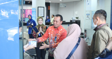 Meriahkan HPN 2025, BRI KC Depok Berbagi Bingkisan ke Nasabah