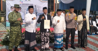 BPN Kota Depok Serahkan Sertifikat Wakaf  Di Hari Santri Nasional
