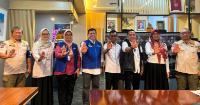 Siswanto Beri Contoh yang Baik dalam Penegakan Perda KTR, Menerima Teguran Lisan dan Tandatangani Surat Pernyataan   DEPOK — Citraindonesia.co.id Keren! Dan, ini menjadi contoh yang baik bagi penegakan hukum. Akhirnya Satuan Tugas Kawasan Tanpa Rokok (Satgas KTR) memanggil anggota DPRD Kota Depok, Siswanto untuk diberikan peringatan lisan secara resmi.   Satgas KTR memanggil Siswanto ke Balai Kota Depok pada Rabu (06/05/2026). Pemanggilan dipimpin langsung Ketua Satgas KTR, Mangnguluang Mansur dan turut hadir, Kepala Dinas Kesehatan (Dinkes) Kota Depok, Devi Maryori.   Secara gantle, Siswanto memenuhi panggilan tersebut dan mengakui perbuatannya, sekakigus memohon maaf atas kekhilafannya serta menandatangani pernyataan tertulis yang berisi komitmen untuk tidak mengulangi tindakan serupa di masa mendatang.  “Ya, Pak Siswanto sudah dipanggil pada Rabu (06/05/226) tidak di denda tapi diberi teguran lisan dan menandatangani surat pernyataan tidak menggulangi perbuatanya lagi,” kata Kepala Dinkes Kota Depok, Devi Maryori, saat redaksi menghubungi via WA, Kamis (07/05/2026).   Pemkot Depok tetap berkomitmen untuk memastikan kepatuhan di semua area yang ditetapkan KTR dan kapatuhan politisi dari PKB dapat menjadi contoh yang baik bagi penegakan hukum.   “Tindakan Pak Siswanto yang menerima teguran, menandatangani surat pernyataan, dan komitmen untuk tidak mengulangi pelanggaran ini juga menjadi contoh baik seorang anggota dewan sekaligus figur publik dalam menaati aturan Perda KTR,” ungkap Ketua Satgas KTR Kota Depok yang juga merupakan Sekretaris Daerah (Sekda) Kota Depok, Mangnguluang Mansur.  Mangnguluang menegaskan, setiap pelanggaran ditindaklanjuti secara tegas, sekaligus menjadi pembelajaran bagi masyarakat luas untuk bersama-sama menjaga kawasan bebas asap rokok.  Terdapat 7 tatanan kawasan bebas rokok yaitu tempat kerja, tempat proses belajar mengajar, fasilitas kesehatan, tempat ibadah, tempat bermain anak, angkutan umum, dan tempat-tempat umum lainnya.  “Insiden ini menggaris bawahi pentingnya penegakan peraturan kawasan bebas rokok secara konsisten, dan seluruh pejabat pemerintah diharapkan menjadi contoh dalam mematuhi peraturan ini,” tegasnya.  Satgas KTR Kota Depok mulai dari tingkat perangkat daerah, kecamatan, kelurahan, puskesmas, rumah sakit, hingga pengelola tempat umum seperti hotel, pusat perbelanjaan, terminal, serta komunitas di lingkungan masyarakat masing-masing harus berperan aktif sebagai pengawas.  Dengan demikian, pengendalian kawasan tanpa rokok dapat berjalan secara menyeluruh dan berkelanjutan.  “Kami menghargai kewaspadaan masyarakat dalam melaporkan pelanggaran dan menegaskan kembali bahwa setiap pengaduan akan ditindaklanjuti sesuai dengan prosedur yang telah ditetapkan,” ucap Mangnguluang.  Pemerintah Kota dan Gugus Tugas KTR akan terus memperkuat pemantauan, penegakan hukum, sosialisasi dan edukasi untuk menjaga integritas kebijakan KTR dan melindungi kesehatan masyarakat.   Sementara itu, Siswanto seperti dikutip dari portal resmi Pemkot Depok, depok.go,id, mengatakan kedatangannya bertemu dengan Satgas KTR merupakan bentuk permohonan maaf atas pelanggaran yang ia lakukan.   “Terima kasih sudah diingatkan, semoga ini menjadi wasilah saya untuk semakin baik dan mentaati aturan ke depannya,” ujar Anggota DPRD Kota Depok dari Komisi D yang salah satunya membidangi kesehatan.   Pemkot Depok mengakui adanya laporan masyarakat dan pemberitaan media menjadi latar belakang pemanggilan Siswanto.   Pemanggilan mengacu pada Peraturan Daerah (Perda) Nomor 2 Tahun 2020 tentang Kawasan Tanpa Rokok (KTR), area Balai Kota masuk dalam 7 kawasan bebas asap rokok.   Pelanggaran atas Perda KTR, perorangan, yang merokok di KTR diancam pidana kurungan maximum 3 hari atau denda maximum Rp 1 juta.  Adapun pengelola/penanggung jawab KTR/Satgas KTR yang tidak menerapkan aturan, denda maximum Rp50 juta. Contohnya: tidak pasang tanda “Dilarang Merokok”, tidak tegur perokok, atau tidak sediakan ruang merokok khusus.  Kasus pelanggaran KTR itu mencuat saat terekam merokok usai Upacara Peringatan HUT ke-27 Tahun Kota Depok di Balai Kota Depok, Senin (27/04/2026).  Badan Kehormatan (BK) DPRD Kota Depok angkat bicara merespon kasus viral tersebut. Atas laporan masyarakat dan beredarnya video tersebut di media sosial (medsos), Siswanto mengaku sudah dipanggil BK DPRD Kota Depok.  Dalam keterangannya usai memenuhi panggilan BK DPRD Kota Depok, Siswanto menyebut kejadian itu sebagai bentuk kekhilafan. Ia mengaku tidak bermaksud melanggar aturan, melainkan terjadi secara spontan setelah menjalani wawancara.  “Kami sudah melakukan klarifikasi, terkait dugaan pelanggaran Perda KTR oleh salah satu anggota DPRD Kota Depok,” ungkap Ketua BK DPRD, Kota Depok, Qonita Lutfiyah, Senin (04/05/2026). (Karnikus)