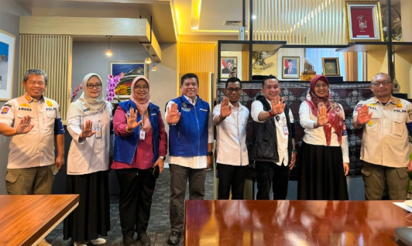 Siswanto Beri Contoh yang Baik dalam Penegakan Perda KTR, Menerima Teguran Lisan dan Tandatangani Surat Pernyataan   DEPOK — Citraindonesia.co.id Keren! Dan, ini menjadi contoh yang baik bagi penegakan hukum. Akhirnya Satuan Tugas Kawasan Tanpa Rokok (Satgas KTR) memanggil anggota DPRD Kota Depok, Siswanto untuk diberikan peringatan lisan secara resmi.   Satgas KTR memanggil Siswanto ke Balai Kota Depok pada Rabu (06/05/2026). Pemanggilan dipimpin langsung Ketua Satgas KTR, Mangnguluang Mansur dan turut hadir, Kepala Dinas Kesehatan (Dinkes) Kota Depok, Devi Maryori.   Secara gantle, Siswanto memenuhi panggilan tersebut dan mengakui perbuatannya, sekakigus memohon maaf atas kekhilafannya serta menandatangani pernyataan tertulis yang berisi komitmen untuk tidak mengulangi tindakan serupa di masa mendatang.  “Ya, Pak Siswanto sudah dipanggil pada Rabu (06/05/226) tidak di denda tapi diberi teguran lisan dan menandatangani surat pernyataan tidak menggulangi perbuatanya lagi,” kata Kepala Dinkes Kota Depok, Devi Maryori, saat redaksi menghubungi via WA, Kamis (07/05/2026).   Pemkot Depok tetap berkomitmen untuk memastikan kepatuhan di semua area yang ditetapkan KTR dan kapatuhan politisi dari PKB dapat menjadi contoh yang baik bagi penegakan hukum.   “Tindakan Pak Siswanto yang menerima teguran, menandatangani surat pernyataan, dan komitmen untuk tidak mengulangi pelanggaran ini juga menjadi contoh baik seorang anggota dewan sekaligus figur publik dalam menaati aturan Perda KTR,” ungkap Ketua Satgas KTR Kota Depok yang juga merupakan Sekretaris Daerah (Sekda) Kota Depok, Mangnguluang Mansur.  Mangnguluang menegaskan, setiap pelanggaran ditindaklanjuti secara tegas, sekaligus menjadi pembelajaran bagi masyarakat luas untuk bersama-sama menjaga kawasan bebas asap rokok.  Terdapat 7 tatanan kawasan bebas rokok yaitu tempat kerja, tempat proses belajar mengajar, fasilitas kesehatan, tempat ibadah, tempat bermain anak, angkutan umum, dan tempat-tempat umum lainnya.  “Insiden ini menggaris bawahi pentingnya penegakan peraturan kawasan bebas rokok secara konsisten, dan seluruh pejabat pemerintah diharapkan menjadi contoh dalam mematuhi peraturan ini,” tegasnya.  Satgas KTR Kota Depok mulai dari tingkat perangkat daerah, kecamatan, kelurahan, puskesmas, rumah sakit, hingga pengelola tempat umum seperti hotel, pusat perbelanjaan, terminal, serta komunitas di lingkungan masyarakat masing-masing harus berperan aktif sebagai pengawas.  Dengan demikian, pengendalian kawasan tanpa rokok dapat berjalan secara menyeluruh dan berkelanjutan.  “Kami menghargai kewaspadaan masyarakat dalam melaporkan pelanggaran dan menegaskan kembali bahwa setiap pengaduan akan ditindaklanjuti sesuai dengan prosedur yang telah ditetapkan,” ucap Mangnguluang.  Pemerintah Kota dan Gugus Tugas KTR akan terus memperkuat pemantauan, penegakan hukum, sosialisasi dan edukasi untuk menjaga integritas kebijakan KTR dan melindungi kesehatan masyarakat.   Sementara itu, Siswanto seperti dikutip dari portal resmi Pemkot Depok, depok.go,id, mengatakan kedatangannya bertemu dengan Satgas KTR merupakan bentuk permohonan maaf atas pelanggaran yang ia lakukan.   “Terima kasih sudah diingatkan, semoga ini menjadi wasilah saya untuk semakin baik dan mentaati aturan ke depannya,” ujar Anggota DPRD Kota Depok dari Komisi D yang salah satunya membidangi kesehatan.   Pemkot Depok mengakui adanya laporan masyarakat dan pemberitaan media menjadi latar belakang pemanggilan Siswanto.   Pemanggilan mengacu pada Peraturan Daerah (Perda) Nomor 2 Tahun 2020 tentang Kawasan Tanpa Rokok (KTR), area Balai Kota masuk dalam 7 kawasan bebas asap rokok.   Pelanggaran atas Perda KTR, perorangan, yang merokok di KTR diancam pidana kurungan maximum 3 hari atau denda maximum Rp 1 juta.  Adapun pengelola/penanggung jawab KTR/Satgas KTR yang tidak menerapkan aturan, denda maximum Rp50 juta. Contohnya: tidak pasang tanda “Dilarang Merokok”, tidak tegur perokok, atau tidak sediakan ruang merokok khusus.  Kasus pelanggaran KTR itu mencuat saat terekam merokok usai Upacara Peringatan HUT ke-27 Tahun Kota Depok di Balai Kota Depok, Senin (27/04/2026).  Badan Kehormatan (BK) DPRD Kota Depok angkat bicara merespon kasus viral tersebut. Atas laporan masyarakat dan beredarnya video tersebut di media sosial (medsos), Siswanto mengaku sudah dipanggil BK DPRD Kota Depok.  Dalam keterangannya usai memenuhi panggilan BK DPRD Kota Depok, Siswanto menyebut kejadian itu sebagai bentuk kekhilafan. Ia mengaku tidak bermaksud melanggar aturan, melainkan terjadi secara spontan setelah menjalani wawancara.  “Kami sudah melakukan klarifikasi, terkait dugaan pelanggaran Perda KTR oleh salah satu anggota DPRD Kota Depok,” ungkap Ketua BK DPRD, Kota Depok, Qonita Lutfiyah, Senin (04/05/2026). (Karnikus)