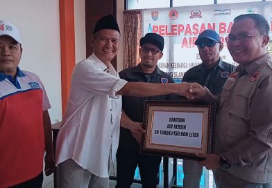 Kerukunan Keluarga Minang Cilacap Salurkan Air Bersih 150.000 Liter Pada Masyarakat